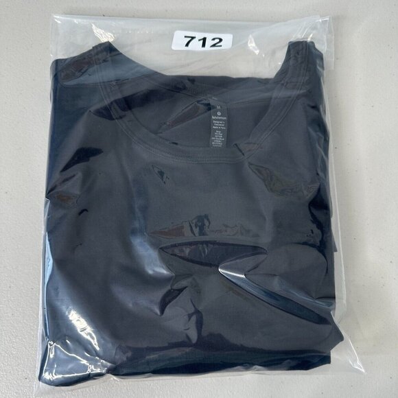 Lululemon 5 Year Basic Tee Shirt Size M Black Design Pullover Crew neck - Picture 8 of 8